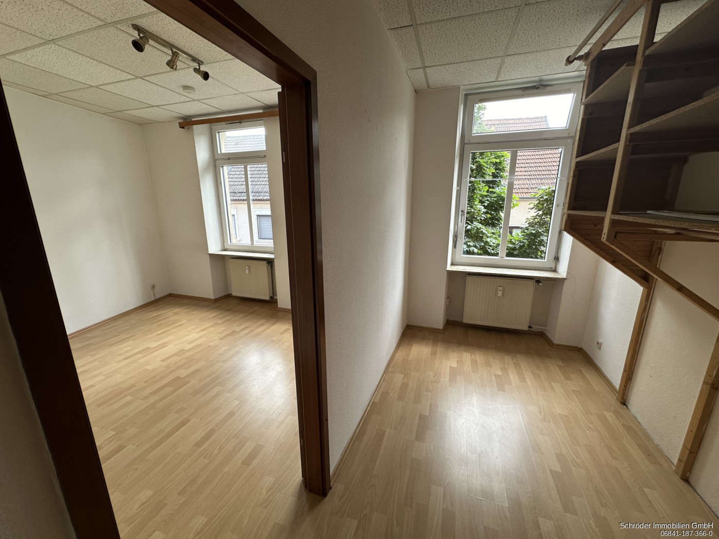 Ankleideraum mit Blick zum Schlafzimmer