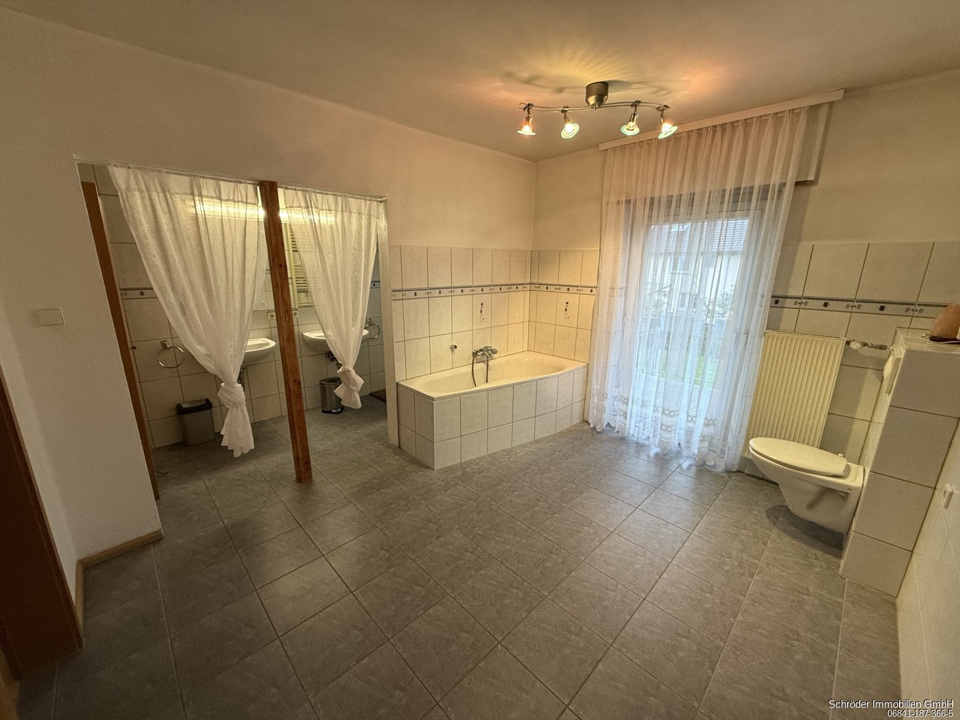 Bad mit Dusche und Wanne