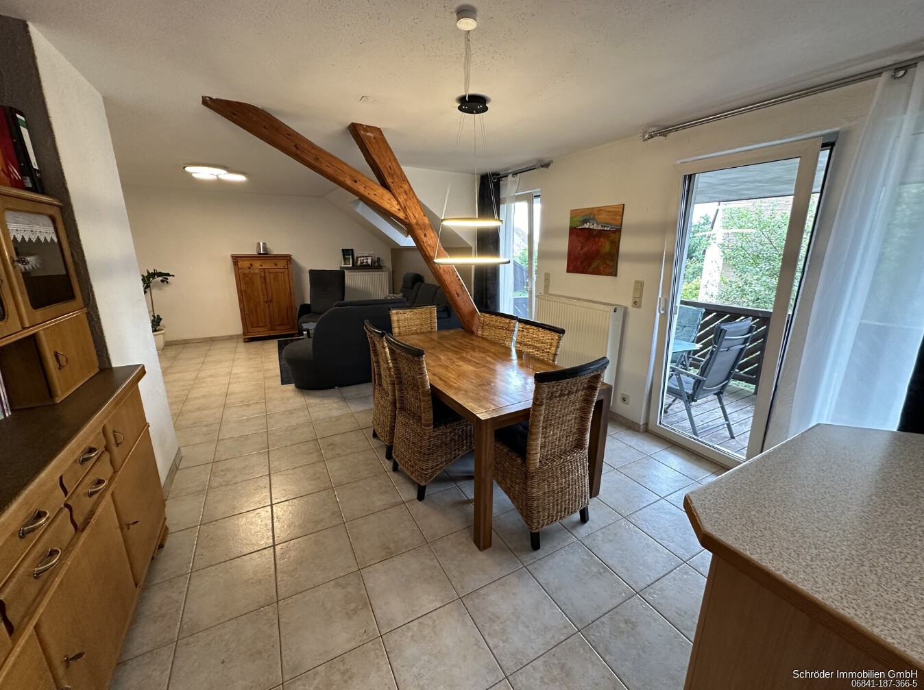 Essbereich mit Blick ins Wohnzimmer