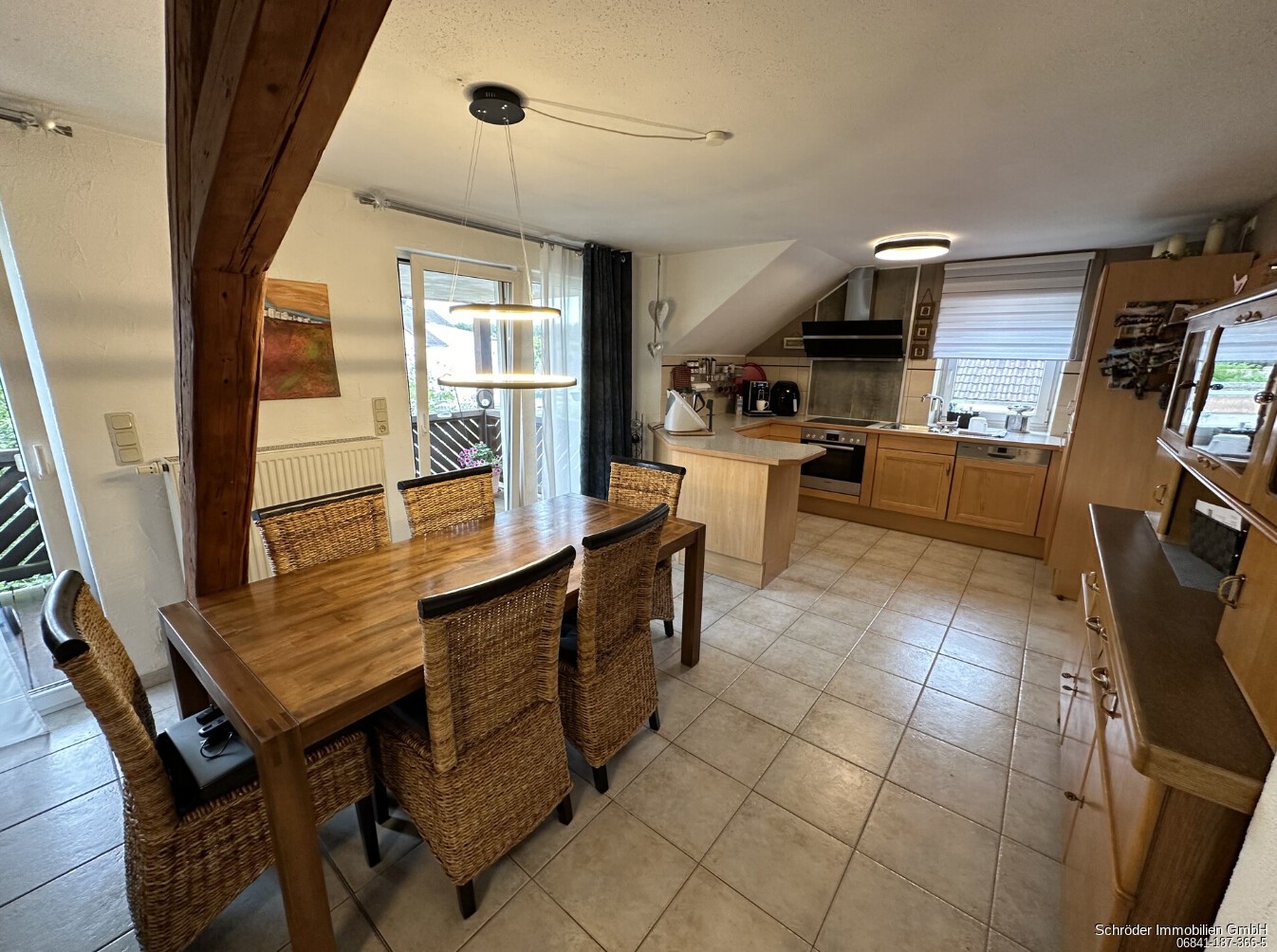 Esszimmer mit Blick in die Küche