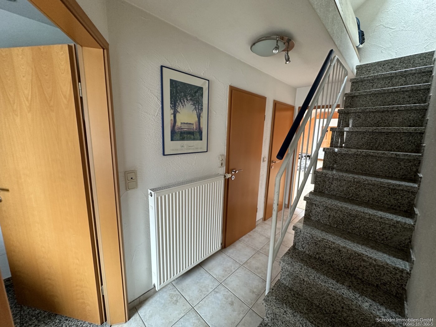 Flur mit Treppe zum DG