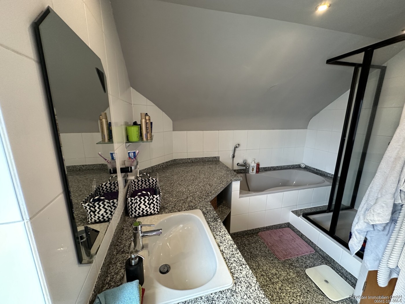 Bad mit Dusche und Wanne