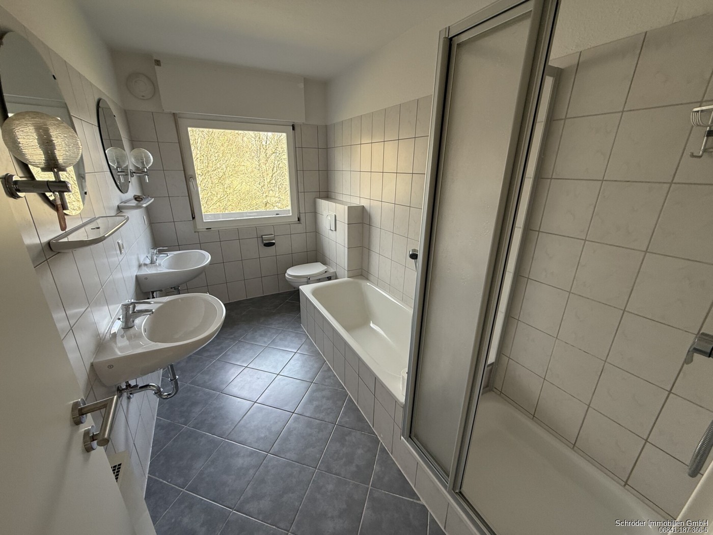 Bad mit Dusche und Wanne 