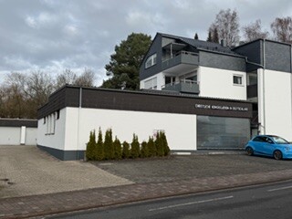 Gebäude und Hofzufahrt