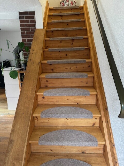 Holztreppe ins 1.OG