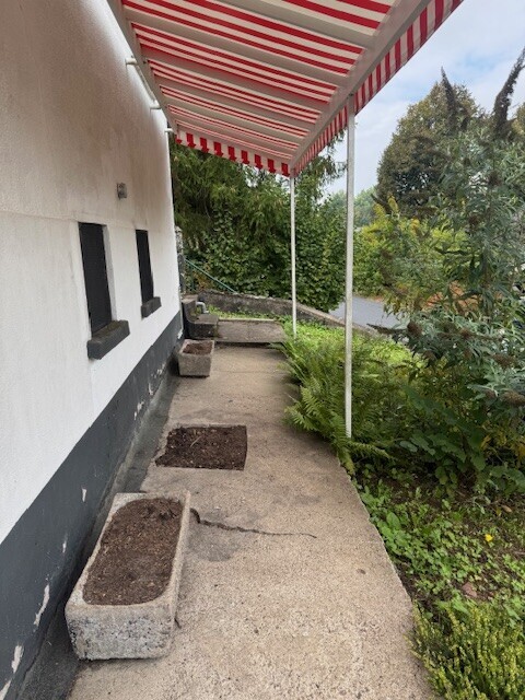 Weg links am Haus