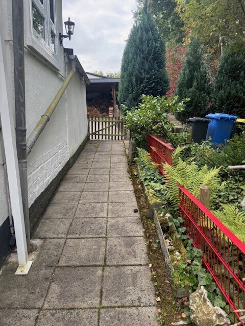 Weg rechts am Haus