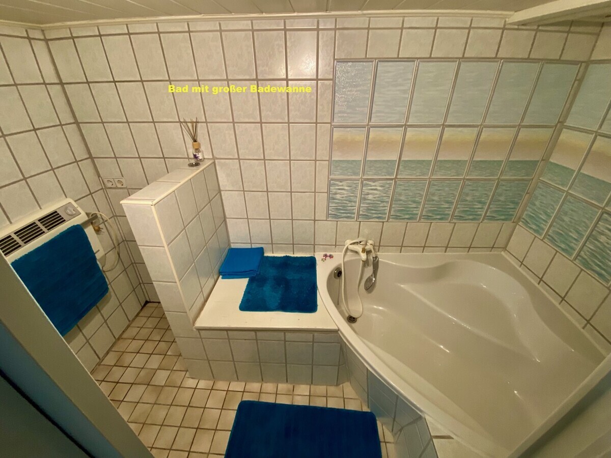 Bad mit großer Wanne