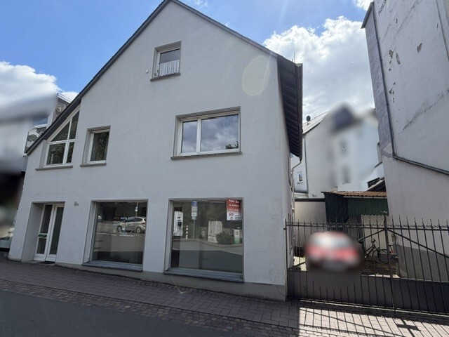 Straßenfront mit PKW Stellplatz