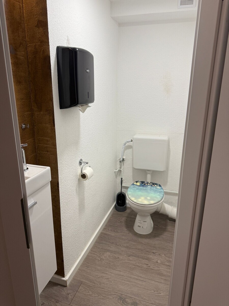 WC mit Waschbecken