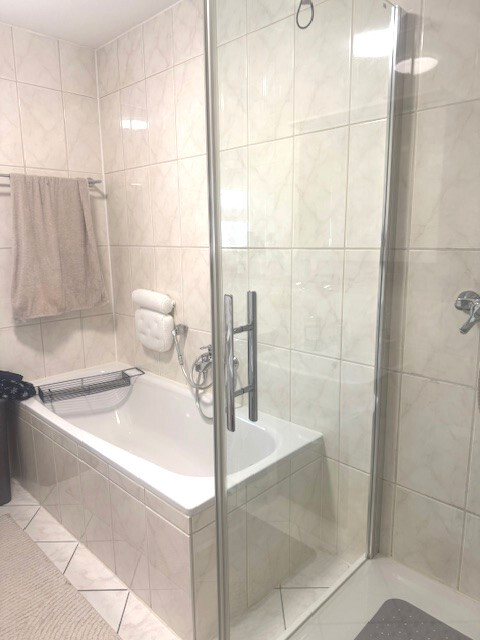 Bad mit Wanne und Dusche