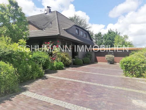 Frontansicht mit Auffahrt 