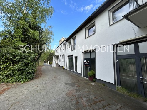 Geschäftshaus mit angr. Wohnhaus, seitl. Eingang zum Adalbertplatz