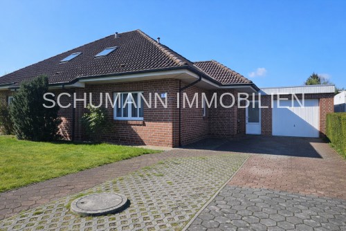 Walmdachbungalow mit Garage