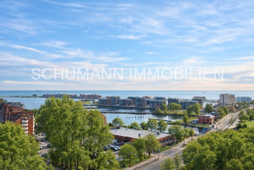 Sommergrüne Marina-Panoramaansicht am Meer