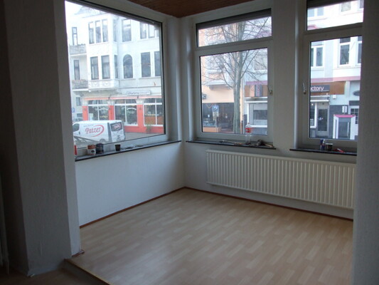 Wohnzimmer mit Blick zur Straße