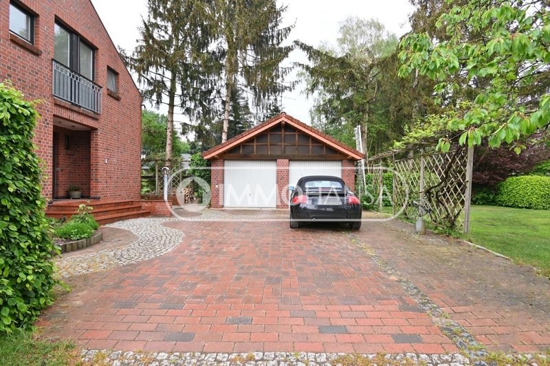 Garage und Stellplätze