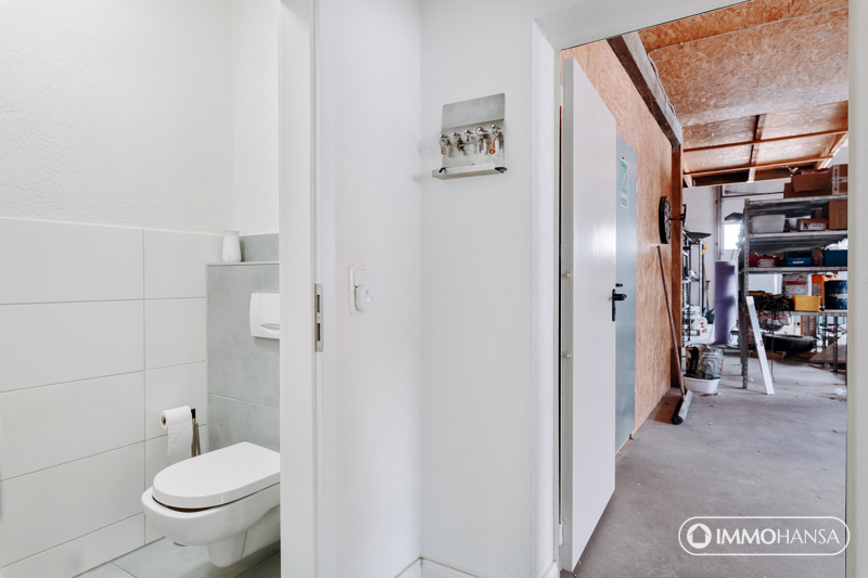 Gäste WC und Zugang Warmlagerhalle