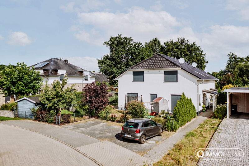 Außenansicht + Kfz-Stellplätze 