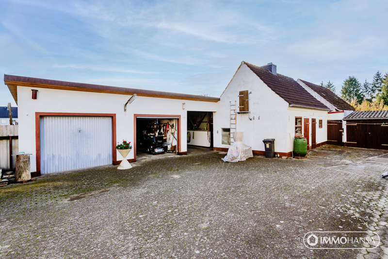 Außenansicht Garage und Stall 
