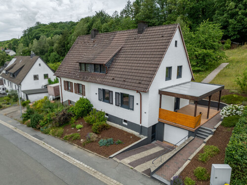 Vollständig kernsanierte Doppelhaushälfte aus dem Jahr 2026 in der Schulstraße 48 in 58513 Lüdenscheid-Rathmecke.