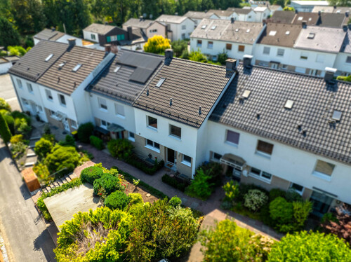 Gepflegter Eingangsbereich des Reihenhauses mit Stellplatz direkt vor dem Haus
