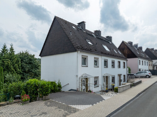 Reihenendhaus kaufen in Lüdenscheid-Hasley – modernisiertes Raumwunder mit drei Schlafzimmern, Garten und Stellplatz.