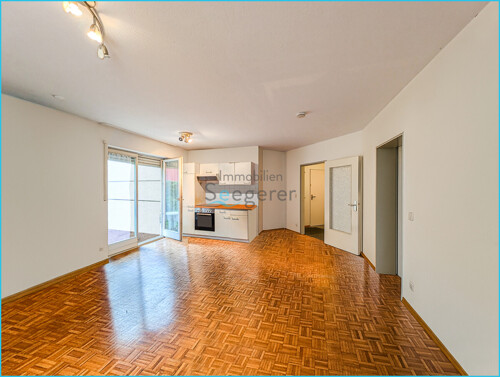 Wohnzimmer - Virtuell bearbeitet zur neutralen Raumdarstellung. Originalzustand auf Anfrage als virtueller Rundgang verfügbar