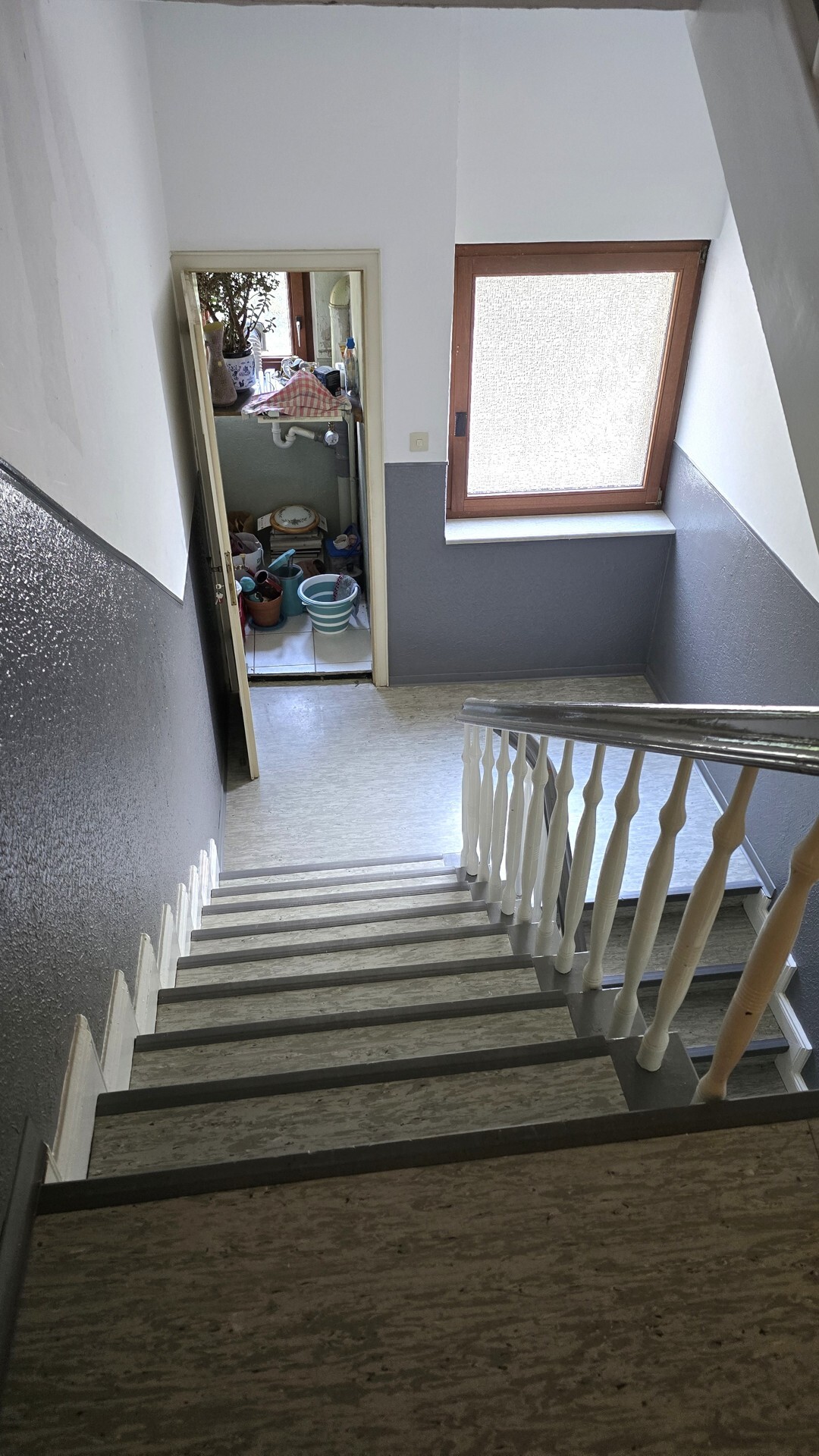 Treppenhaus mit Abstellraum für Waschmaschine und Trockner