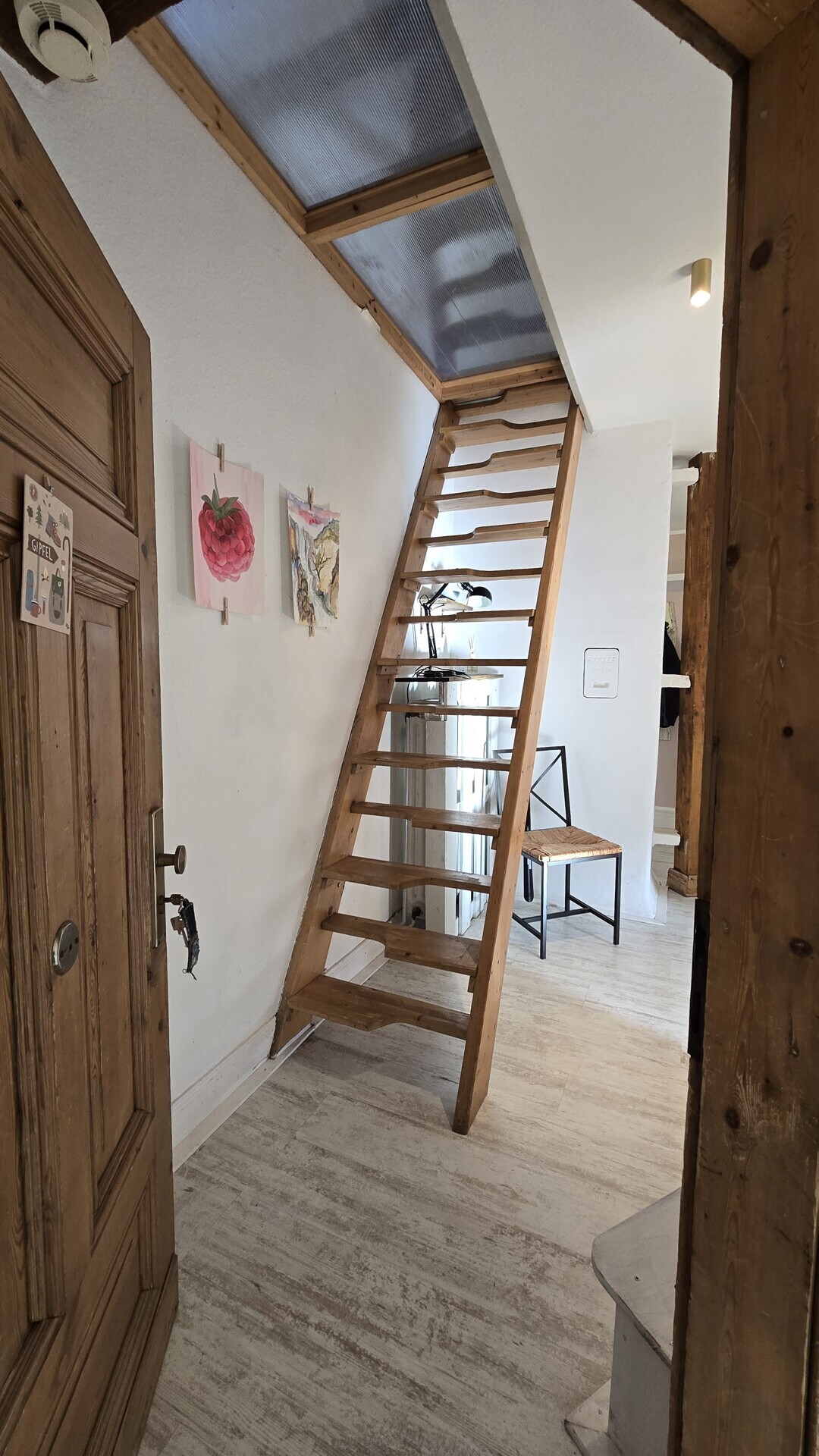 Wohnungseingang mit Treppe zum Spitzboden