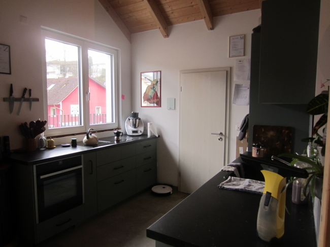 Wunderschöne 2-Zimmerwohnung mit großen Balkon offener Dachstuhl im KfW 55 Standard - Photo 4