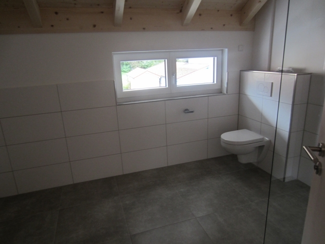 Wunderschöne 2-Zimmerwohnung mit großen Balkon offener Dachstuhl im KfW 55 Standard - Photo 5