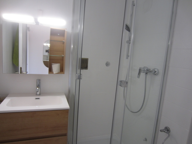 Renoviertes Appartement voll möbliert und großem Balkon absolut ruhige Lage - Foto 4