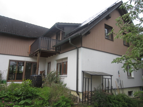 Ansicht mit Terrasse und Balkon