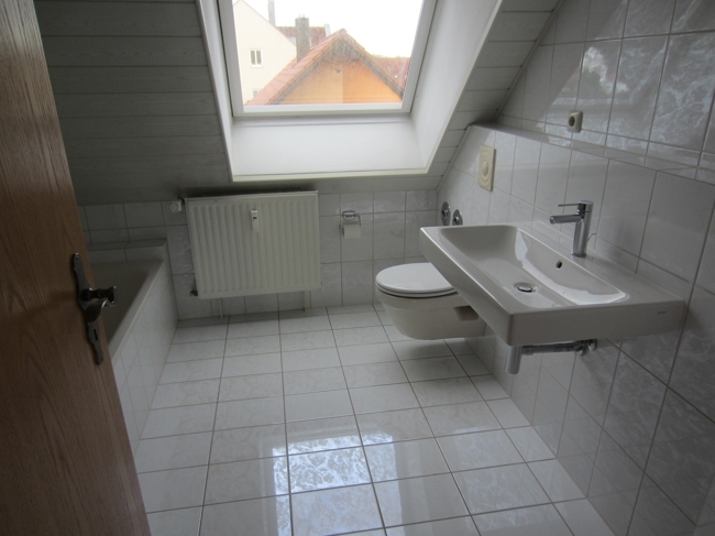 Tolle Maisonettewohnung mit Süd- und Ostbalkon in Höhenlage Thalmassing - Photo 2