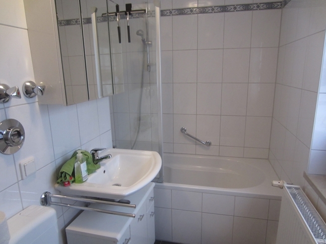 Komplett möblierte 3 Zimmerwohnung mit Südbalkon - Photo 5