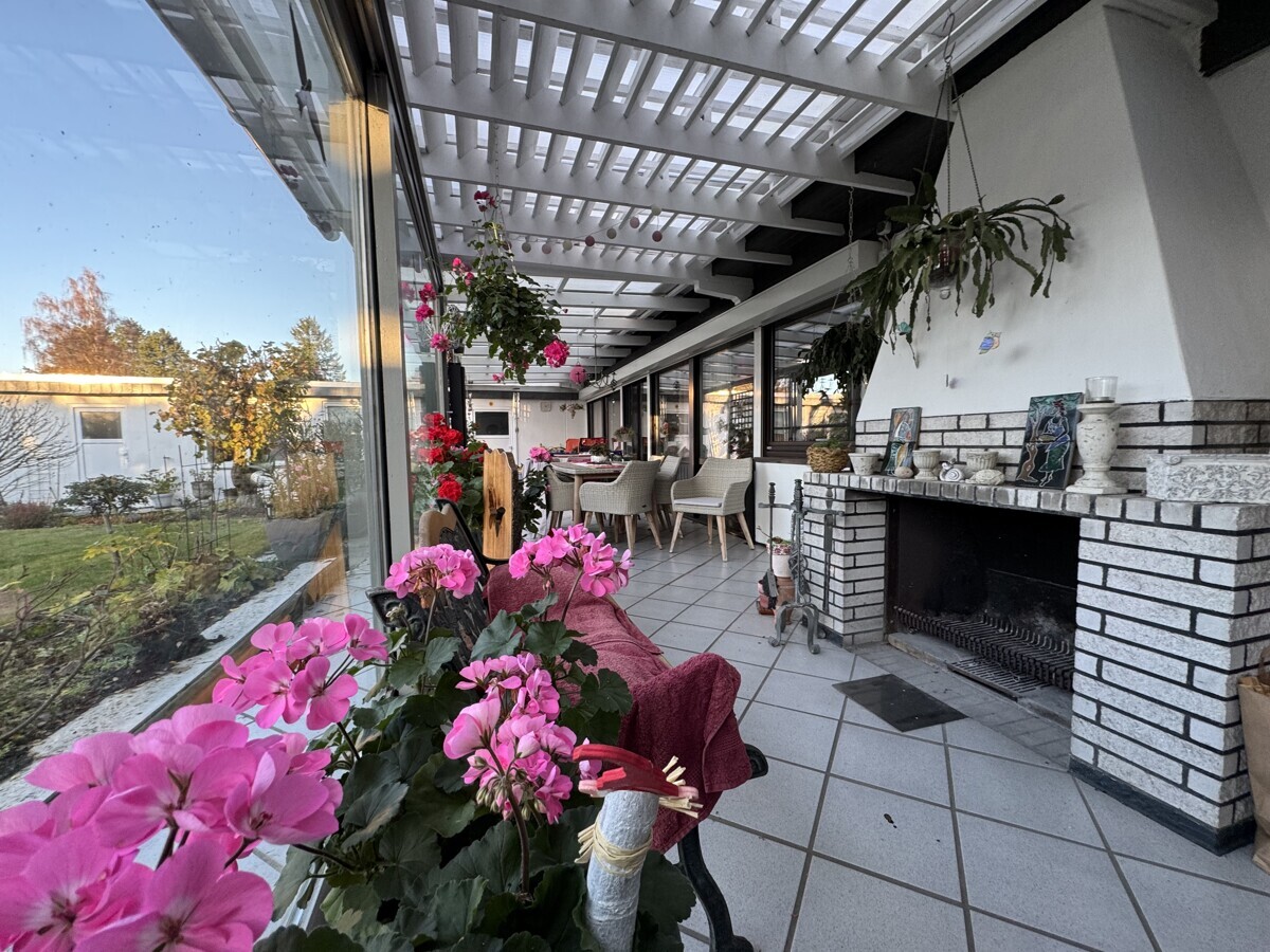 Überdachte Terrasse mit Kamin
