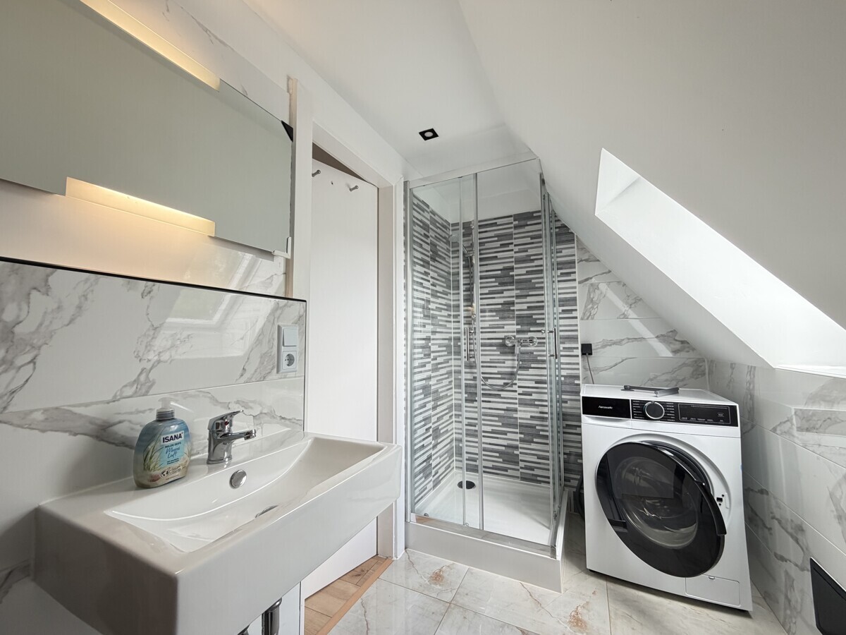 moderne Dusche und Platz für Ihre Waschmaschine