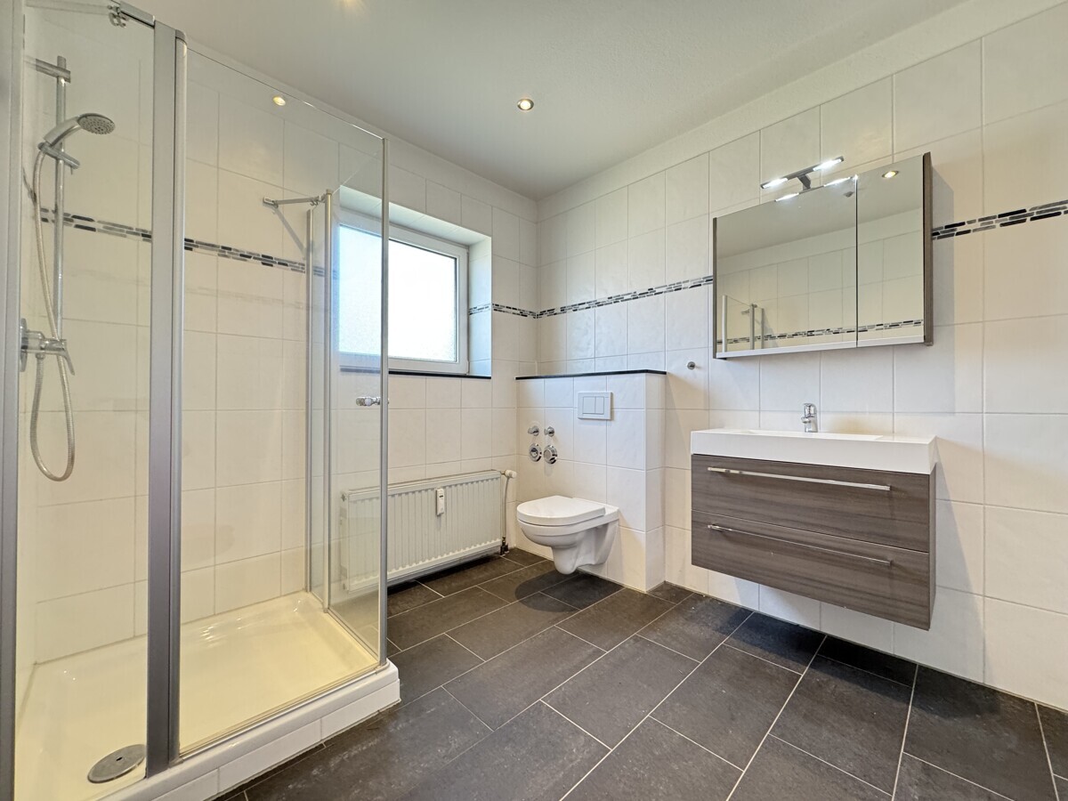 Modernes Duschbad