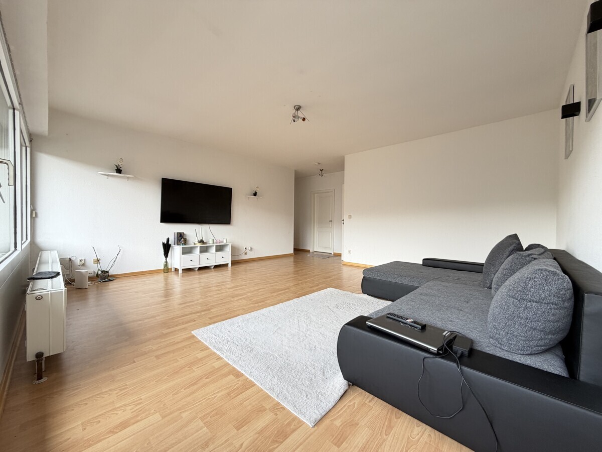Wohnzimmer mit Zugang zur Loggia