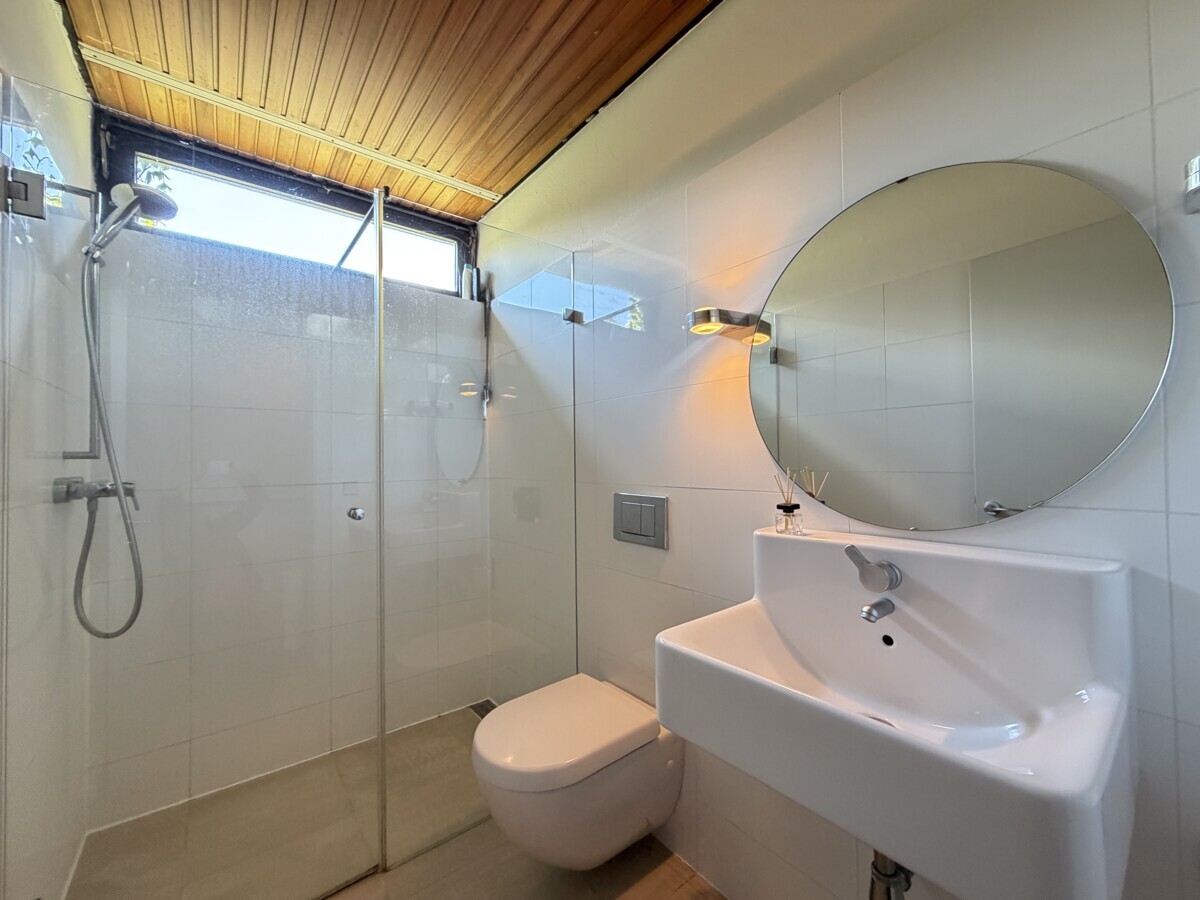 Weiteres, modernes Duschbad