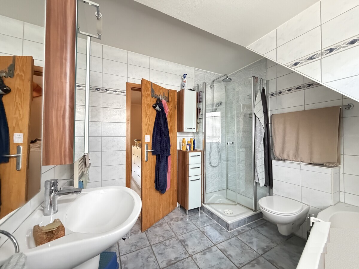 Vollbad mit separater Dusche