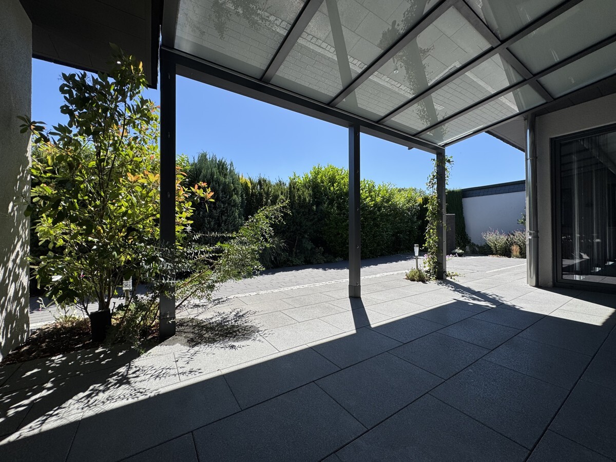 Schatten auf der stilvollen, überdachten Terrasse