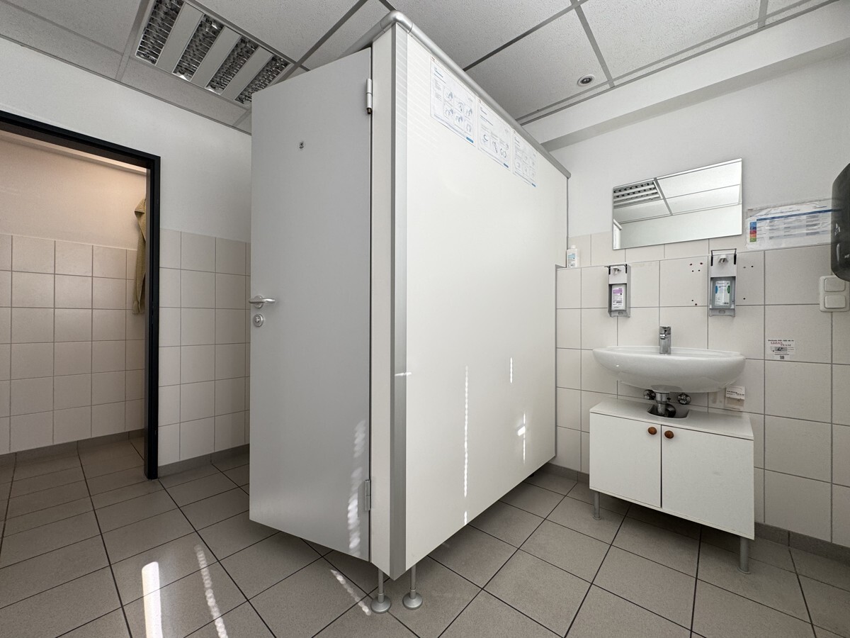 Weitere Umkleide mit Dusche