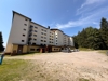 Appartementhaus und Parkplatz