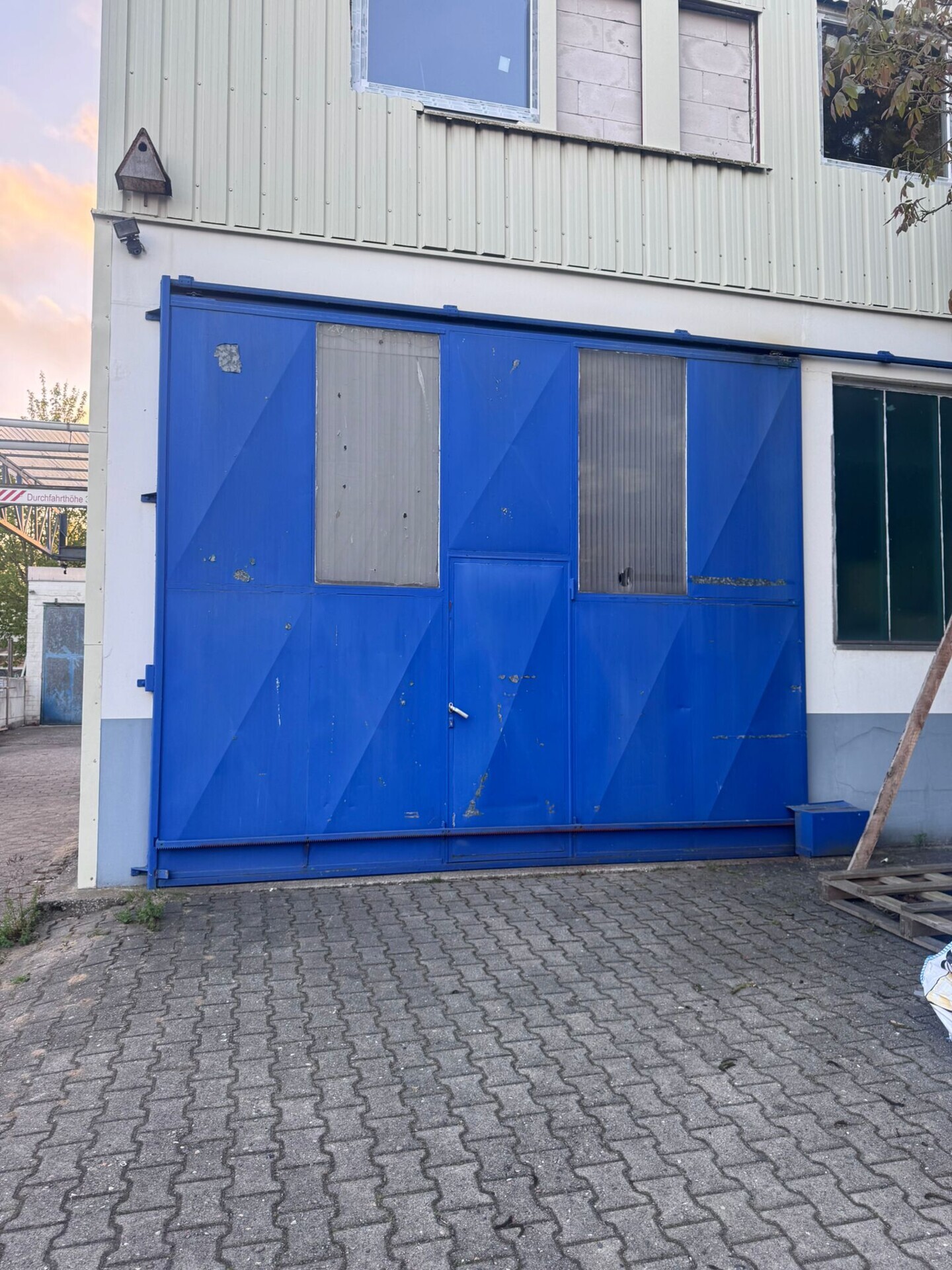 Großes Zufahrtstor am Seiteneingang zur Parallelstraße