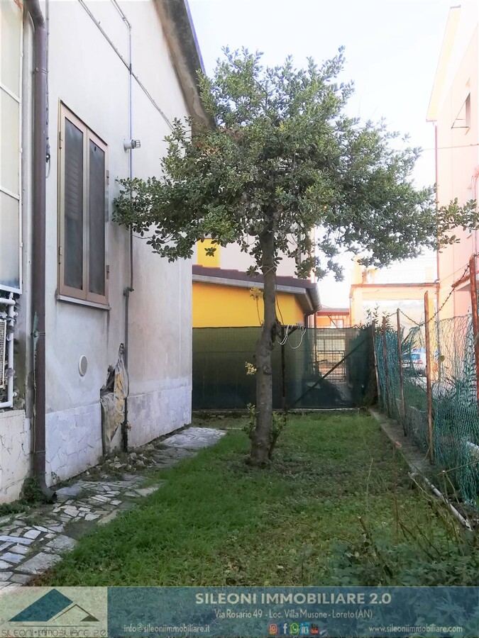 CASA SINGOLA CON CORTE RECINTATA — foto 7