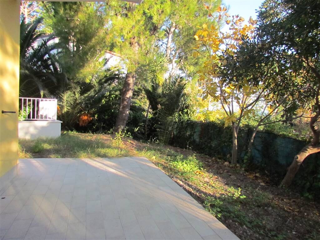 Bilocale con giardino a due passi dal mare!