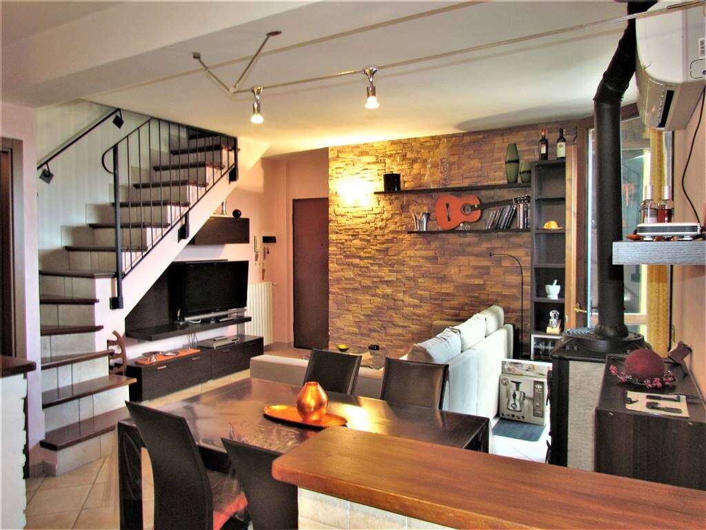 GRAZIOSO APPARTAMENTO SU DUE LIVELLI CON GARAGE