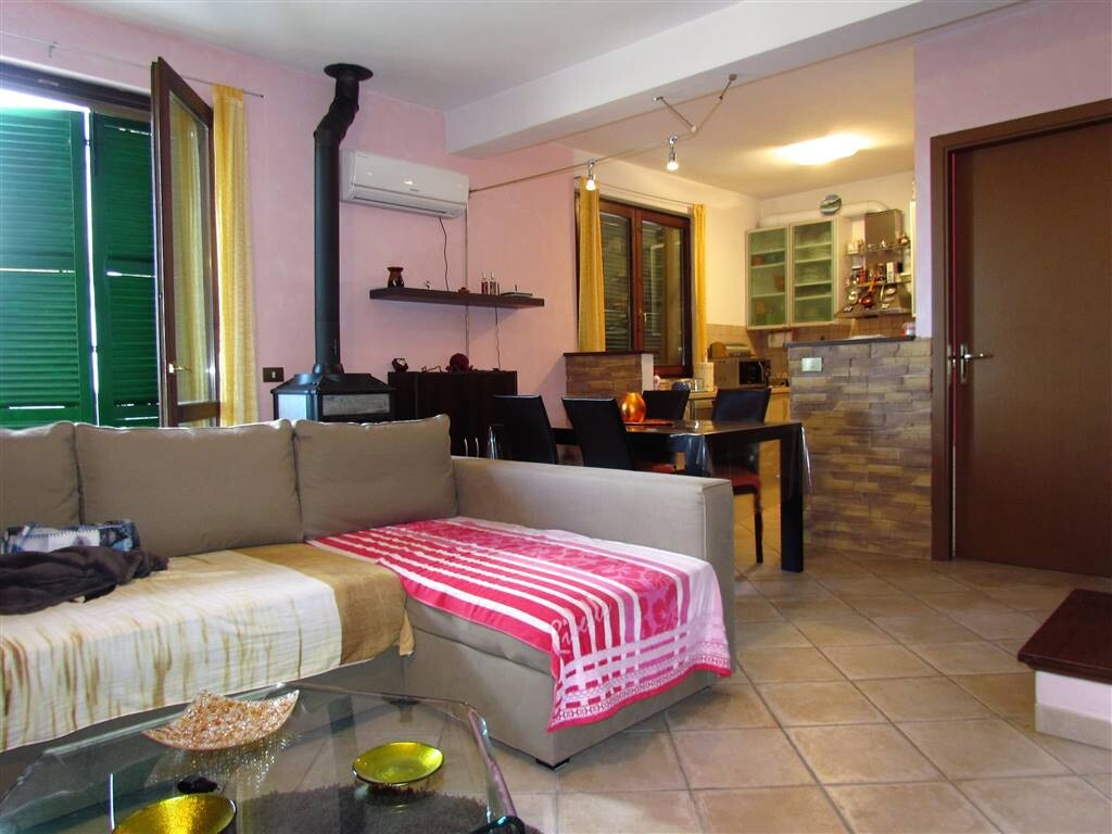 GRAZIOSO APPARTAMENTO SU DUE LIVELLI CON GARAGE — foto 6